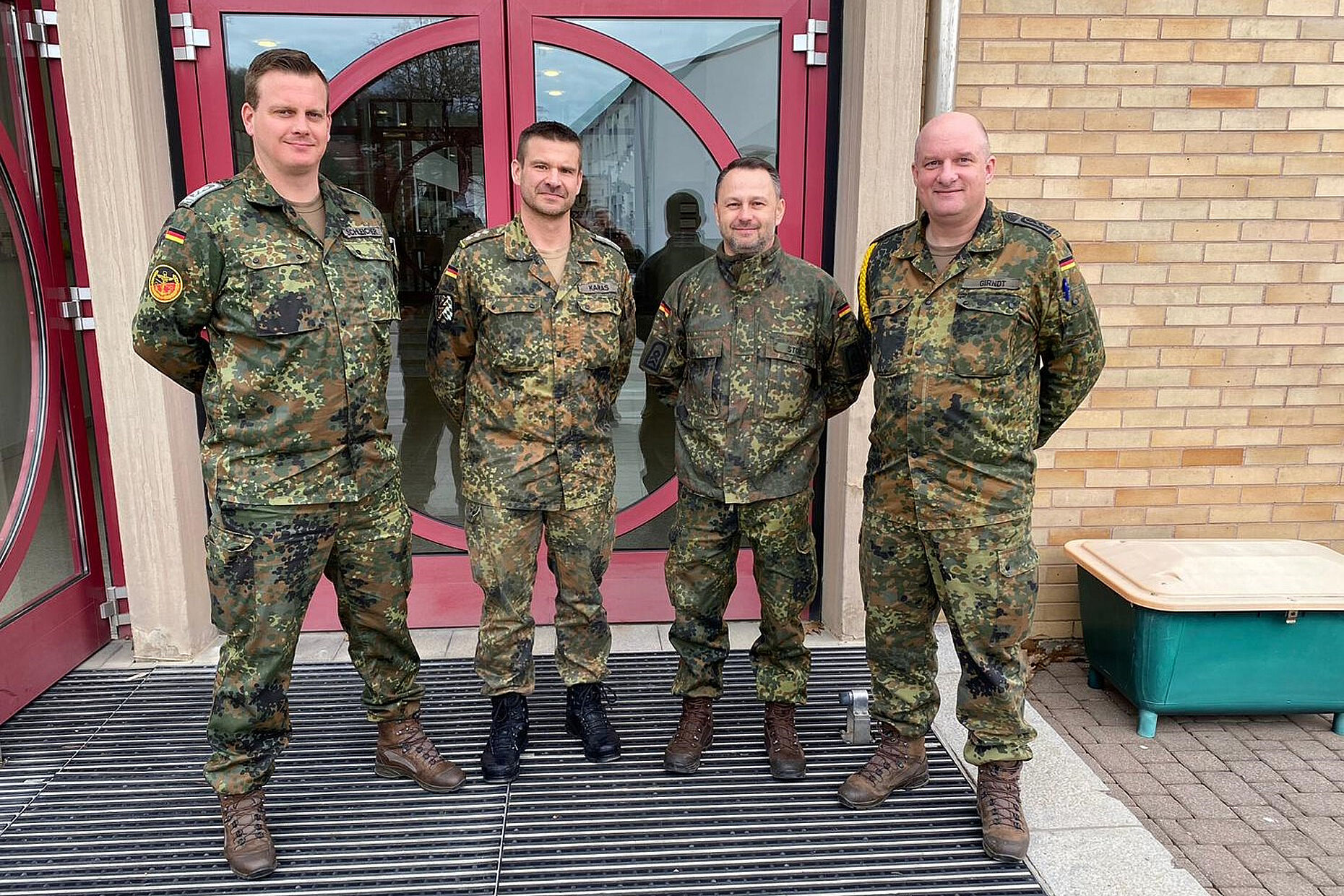 Nach der Ehrung: Bezirksvorsitzender Stabsfeldwebel Christian Schleicher (von links), Hauptmann Karl-Heinz Karas, Stabsfeldwebel Thomas Storch und Vorsitzender Oberstabsfeldwebel Marko Girndt. Foto: Thomas Fischer
