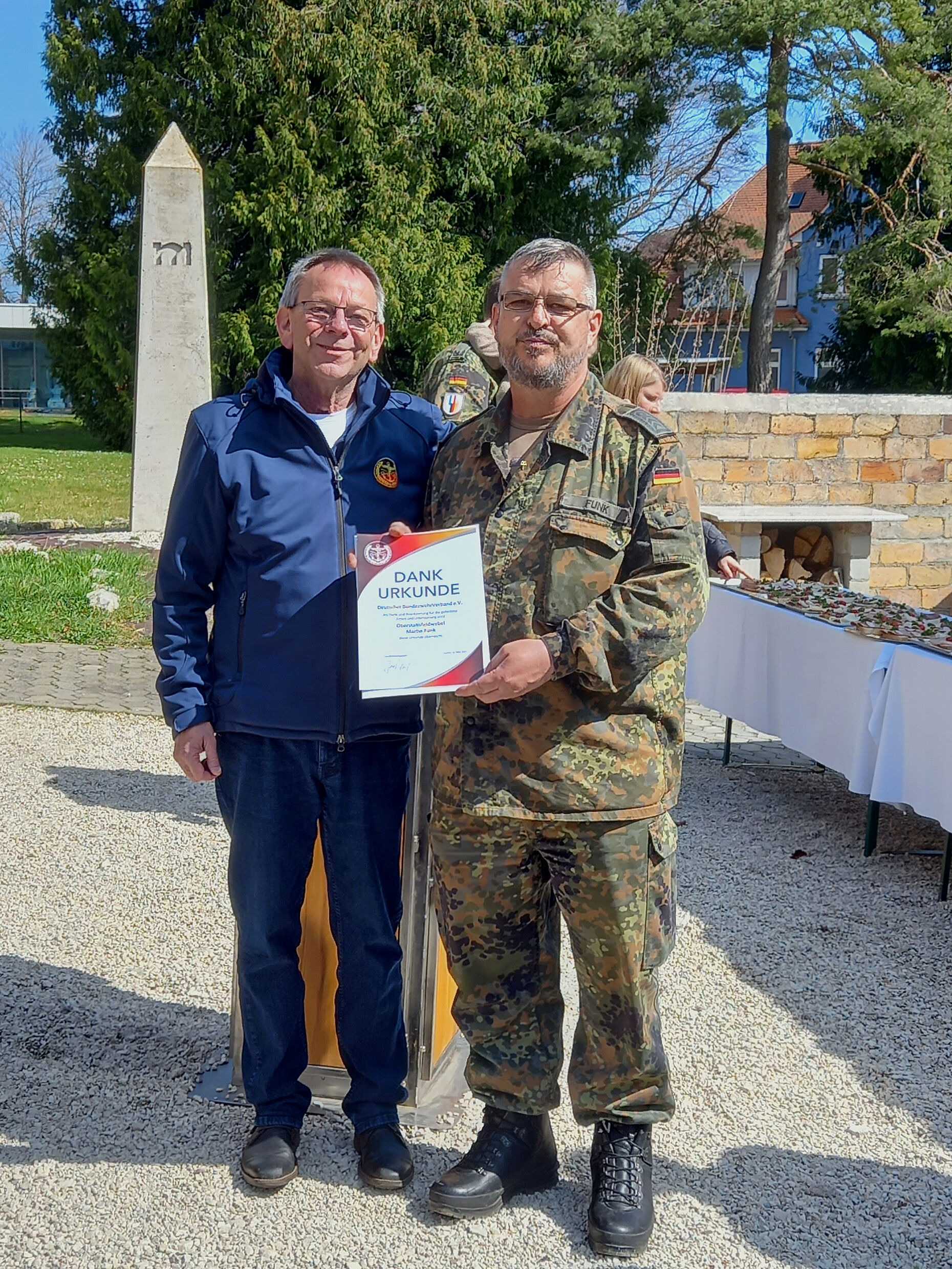 Die Dankurkunde des Landesvorsitzenden erhielt Oberstabsfeldwebel Martin Funk. Foto: DBwV/HL