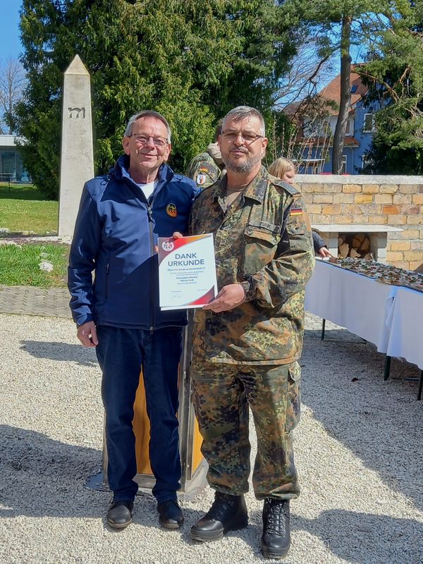 Die Dankurkunde des Landesvorsitzenden erhielt Oberstabsfeldwebel Martin Funk. Foto: DBwV/HL