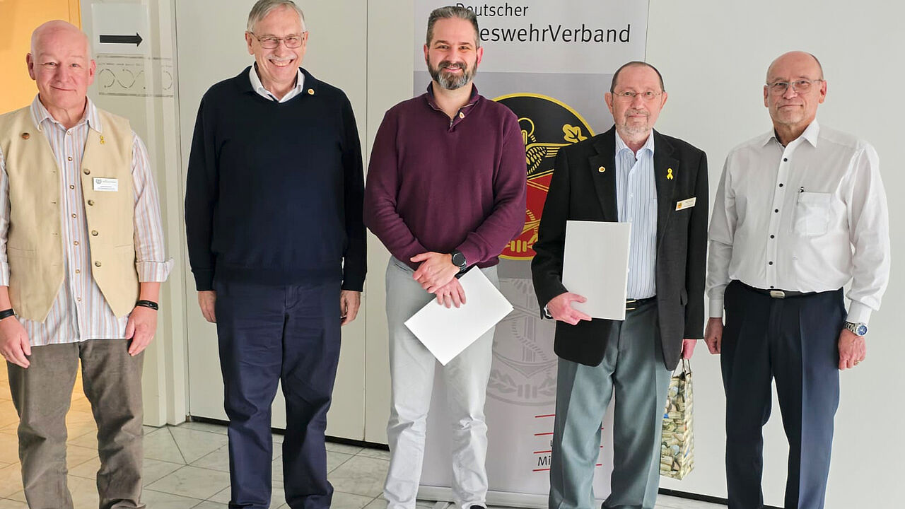Nach der Auszeichnung von Mitgliedern der Kameradschaft ERH Fürstenfeldbruck-Dachau: Stellvertretender Vorsitzender Ewald Brunner, die Geehrten Uwe Körper, Andreas Liedgens, Peter Vopat und Vorsitzender Wolfgang Richter. Foto: Ewald Brunner