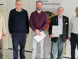 Nach der Auszeichnung von Mitgliedern der Kameradschaft ERH Fürstenfeldbruck-Dachau: Stellvertretender Vorsitzender Ewald Brunner, die Geehrten Uwe Körper, Andreas Liedgens, Peter Vopat und Vorsitzender Wolfgang Richter. Foto: Ewald Brunner