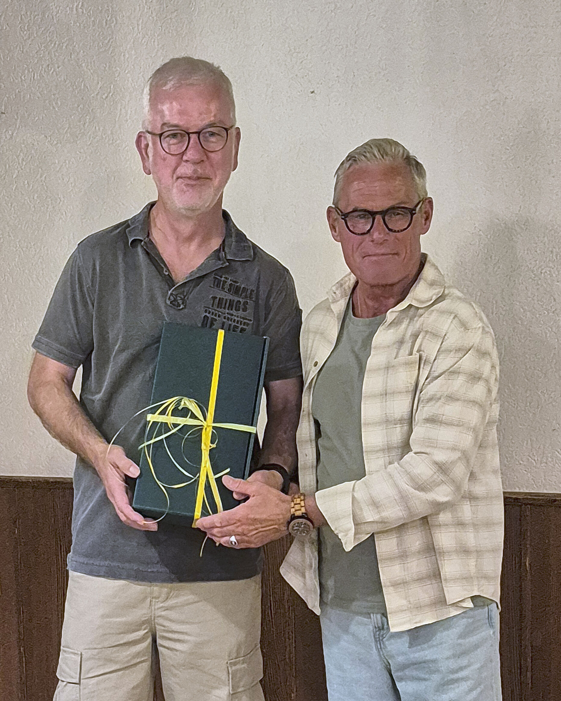 KERH-Vorsitzender Armin Rother (r.) dankte Polizeioberkommissar Christoph Diemer für seinen informativen und praxisnahen Präventionsvortrag. Foto: R. Wolpert