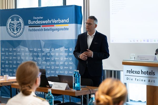 Sebastian Lohmüller, Leiter der Rechtsabteilung des DBwV, berichtete über aktuelle rechtliche Themen. Foto: DBwV/Sarina Flachsemeier