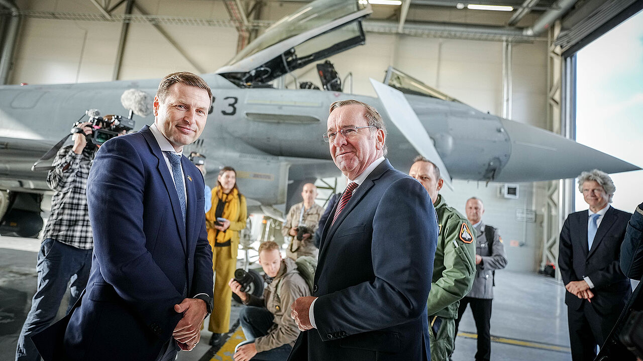 Gemeinsam mit seinem estnischen Amtskollegen Hanno Pevkur (l.) besuchte Verteidigungsminister Boris Pistorius den Luftwaffenstützpunkt in Ämari. Foto: picture alliance/dpa/Kay Nietfeld