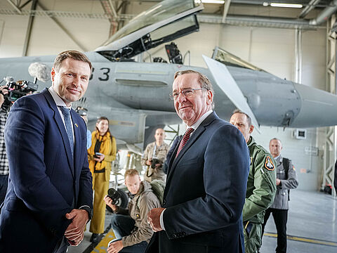 Gemeinsam mit seinem estnischen Amtskollegen Hanno Pevkur (l.) besuchte Verteidigungsminister Boris Pistorius den Luftwaffenstützpunkt in Ämari. Foto: picture alliance/dpa/Kay Nietfeld