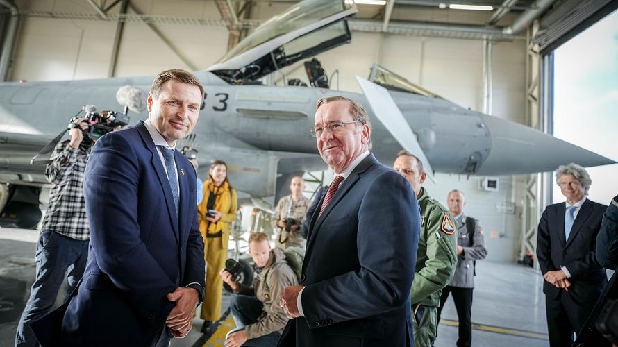 Gemeinsam mit seinem estnischen Amtskollegen Hanno Pevkur (l.) besuchte Verteidigungsminister Boris Pistorius den Luftwaffenstützpunkt in Ämari. Foto: picture alliance/dpa/Kay Nietfeld