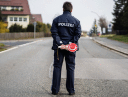Bayern, Mitterteich: Ein Polizist kontrolliert die Ortsein- und ausfahrt von Mitterteich. Dort gilt bereits eine Ausgangssperre, weil die Zahl der am Coronavirus erkrankten Menschen besonders hoch ist. Foto: picture alliance/Nicolas Armer/dpa