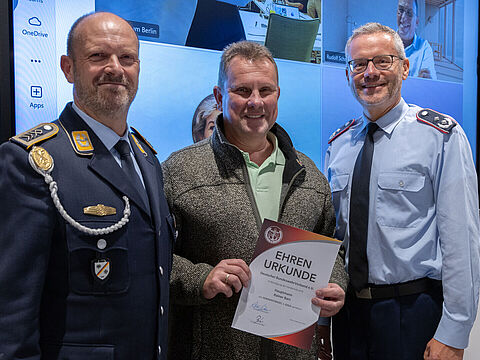Bei der Verabschiedung (v.l.n.r.): Heiko Stotz, Rainer Barz und Detlef Buch. Foto: LV Nord