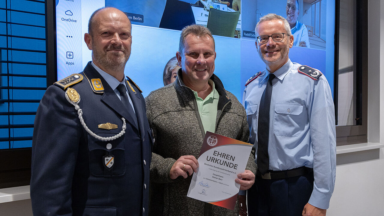 Bei der Verabschiedung (v.l.n.r.): Heiko Stotz, Rainer Barz und Detlef Buch. Foto: LV Nord