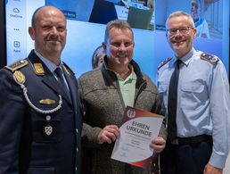 Bei der Verabschiedung (v.l.n.r.): Heiko Stotz, Rainer Barz und Detlef Buch. Foto: LV Nord