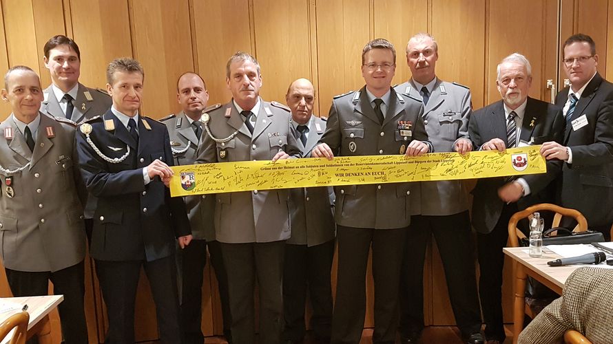 Autogramme für das gelbe Band: Auch Oberstleutnant André Wüstner (4.v.r.) unterschrieb Foto: DBwV