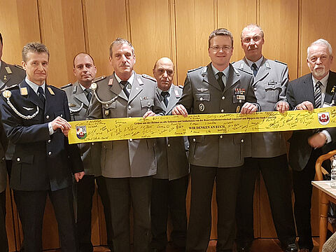 Autogramme für das gelbe Band: Auch Oberstleutnant André Wüstner (4.v.r.) unterschrieb Foto: DBwV