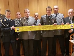 Autogramme für das gelbe Band: Auch Oberstleutnant André Wüstner (4.v.r.) unterschrieb Foto: DBwV