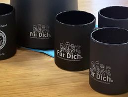 Die übergebenen Kaffeetassen und -kannen sind zwar nur eine kleine Geste, doch diese hat einen unbestreitbaren praktischen Wert. Foto: DBwV