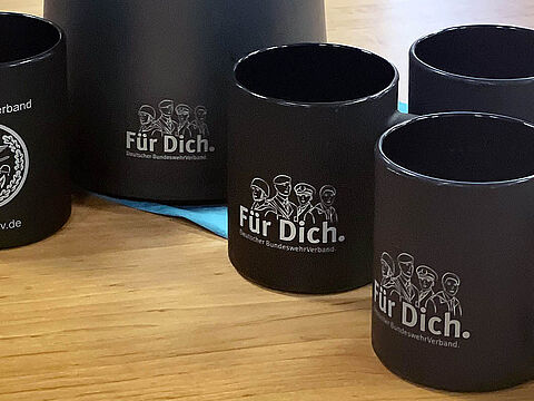 Die übergebenen Kaffeetassen und -kannen sind zwar nur eine kleine Geste, doch diese hat einen unbestreitbaren praktischen Wert. Foto: DBwV