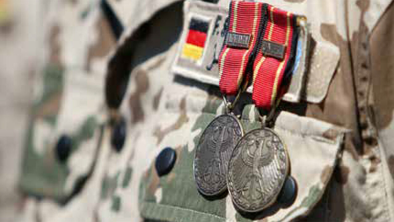Neuer Stichtag: Einsatzmedaillen erhalten jetzt auch Soldaten, die ab November 1991 Dienst im Ausland leisteten. Foto: BMVg