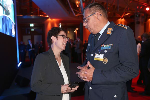 Stabshauptmann Martin Vogelsang im Gespräch mit der Verteidigungsministerin. Foto: DBwV/Schmidt