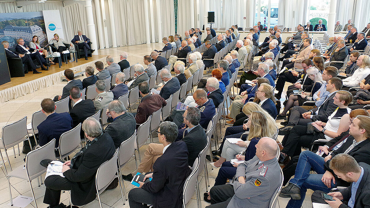 In der schönen Rotunde des früheren Gästehauses der Bundesregierung analysierten die Fachleute die derzeitige Sicherheitslage. Foto: DBwV/ Frank Henning