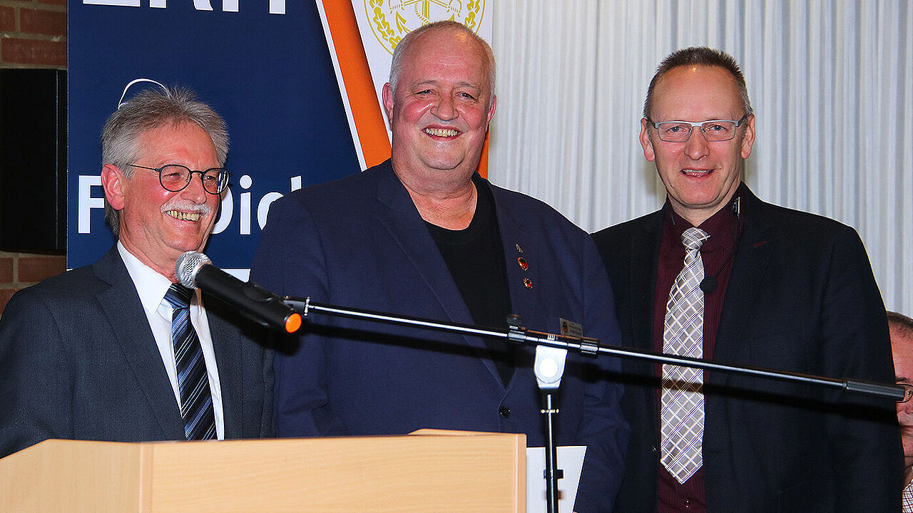 Vorsitzende Stabsfeldwebel a.D. Andreas Priesemann (l.) überreichte gemeinsam mit Oberstabsfeldwebel a.D. Uwe Schenkel (r.) eineTreueurkunde mit Anstecknadel für 40 Jahre DBwV-Mitgliedschaft an Oberstleutnant a.D. Jürgen Kanert. Foto: DBwV