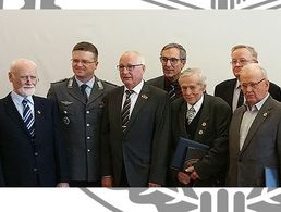 Die Geehrten mit Bundesvorsitzendem André Wüstner (2.v.l.) und Landesvorsitzendem Gerhard Stärk (4.v.l.), für vollständige Ansicht bitte auf das Bild klicken) Foto: DBwV