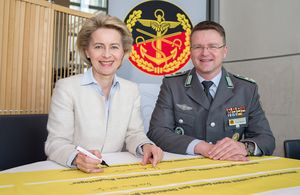Verteidigungsministerin Ursula von Leyen und der Bundesvorsitzende Oberstleutnant André Wüstner. Foto: DBwV/Bombeke