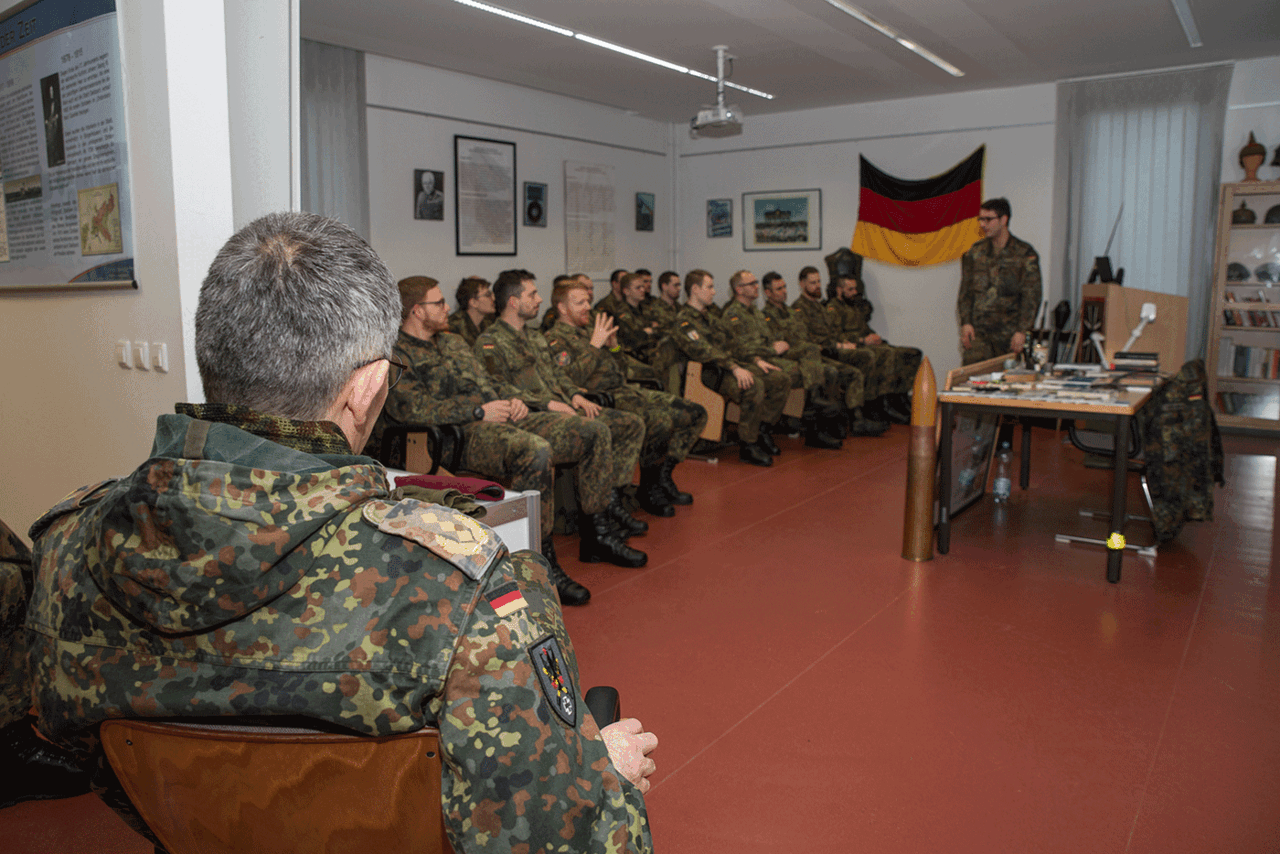 Geschichtsunterricht an der USH. Natürlich ist auch gerade hier der Traditionserlass der Bundeswehr ein wichtiges Thema. Foto: DBwV/Bombeke