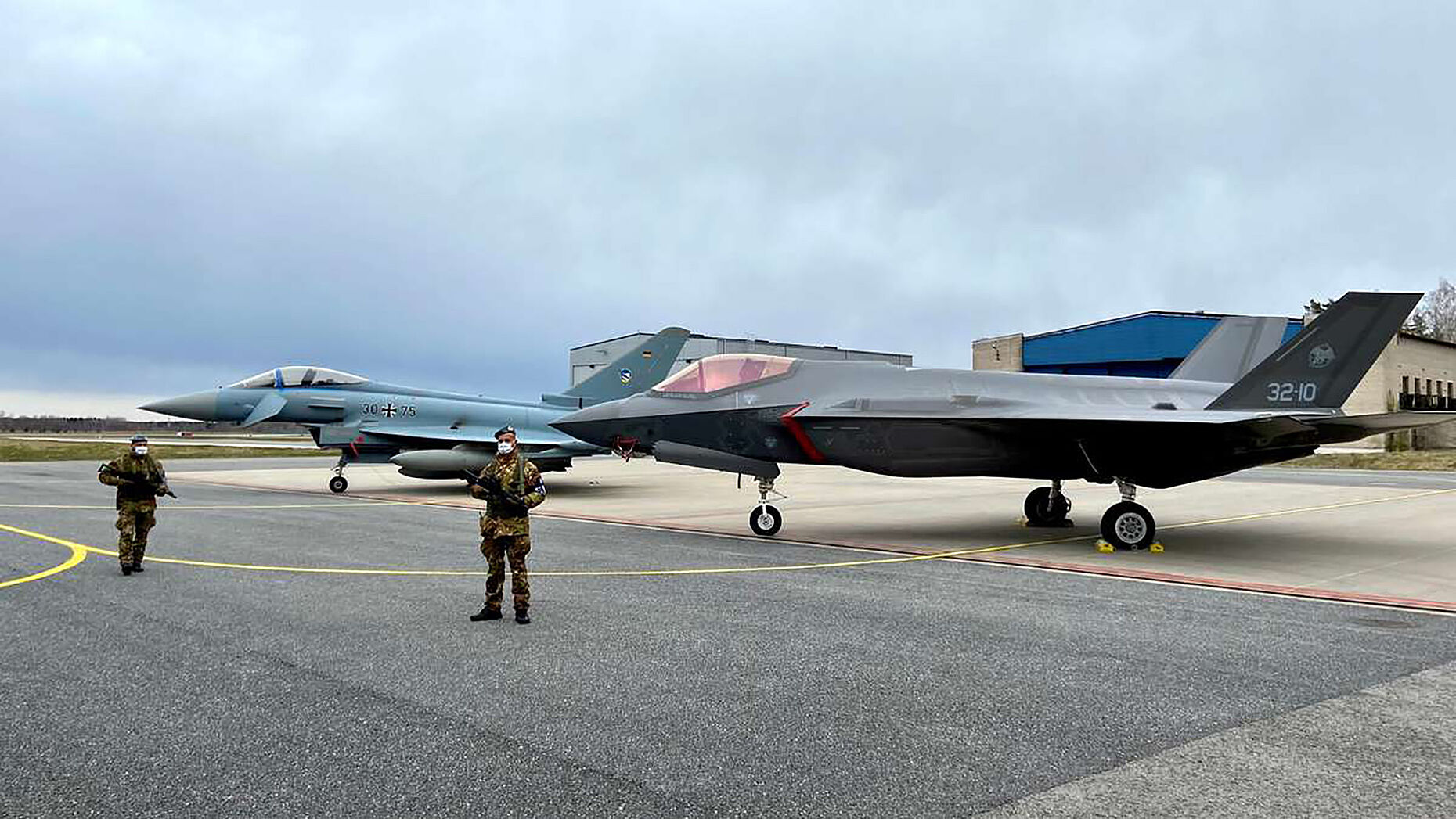 Die Eurofighter der Luftwaffe (im Bildhintergrund) werden nun durch die F-35-Kampfjets (im Bildvordergrund) des italienischen Kontingents abgelöst. Foto: Estonian Air Force/Sigrid Paula Pukk