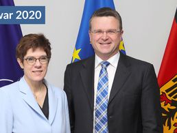 In ständigem Dialog: Verteidigungsministerin Annegret Kramp-Karrenbauer und der DBwV-Bundesvorsitzende André Wüstner bei ihrem Treffen im Februar, als Corona-Abstandsregeln noch nicht eingehalten werden mussten. Foto: BMVg