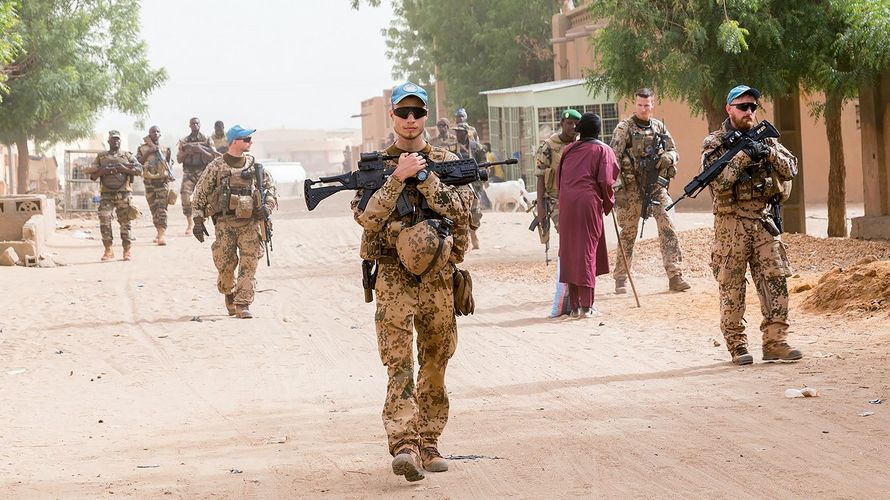 Deutsche Soldaten auf Fußpatrouille in Gao. Das Engagement in Mali sei "weiter notwendig", sagte Verteidigungsministerin Annegret Kramp-Karrenbauer. Foto: Bundeswehr/Daniel Richter