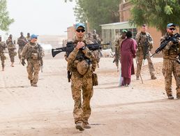 Deutsche Soldaten auf Fußpatrouille in Gao. Das Engagement in Mali sei "weiter notwendig", sagte Verteidigungsministerin Annegret Kramp-Karrenbauer. Foto: Bundeswehr/Daniel Richter