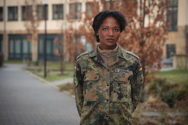 Oberstabsgefreiter d.R. Sanata Doumbia-Milkereit hat einen poetischen Nachruf auf Margot Friedländer geschrieben. Foto: DBwV/Yann Bombeke