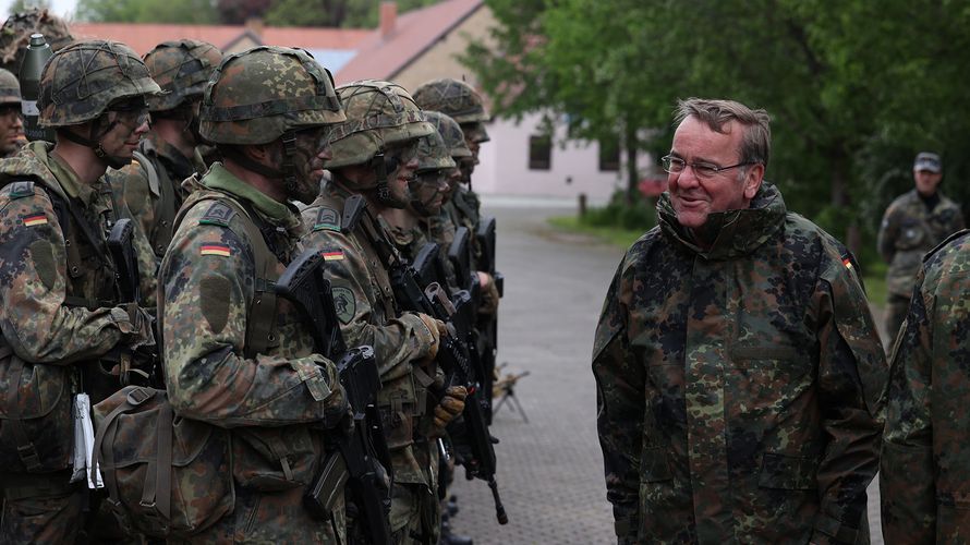 Man sei bei Bedarf schnell handlungsfähig, sagte Verteidigungsminister Boris Pistorius mit Blick auf die aktuelle Sicherheitslage im Kosovo. Archivfoto: DBwV/Yann Bombeke