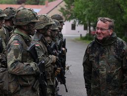 Man sei bei Bedarf schnell handlungsfähig, sagte Verteidigungsminister Boris Pistorius mit Blick auf die aktuelle Sicherheitslage im Kosovo. Archivfoto: DBwV/Yann Bombeke