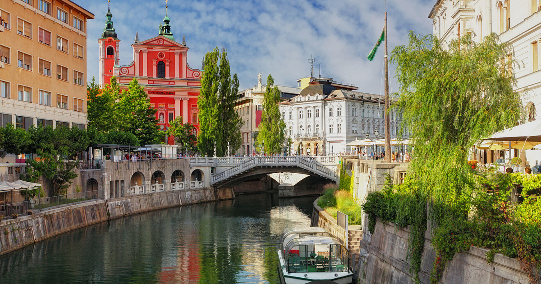 Slowenischen Hauptstadt Ljubljana mit der Franziskanerkirche Mariä Verkündigung im Hintergrund und der Tromostovje (Drei Brücken) im Vordergrund. Foto: KERH Ulm/Neu-Ulm