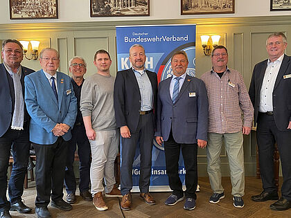 Der verjüngte Vorstand der KERH Augsburg unter Führung von Stabsfeldwebel a.D. Michael Lipp (3. von rechts) und dem neuen Stellvertreter Oberstleutnant a.D. Frank Großmann (4. von rechts) geht gestärkt in die neue Wahlperiode. Foto: li 
