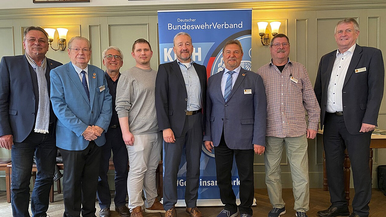 Der verjüngte Vorstand der KERH Augsburg unter Führung von Stabsfeldwebel a.D. Michael Lipp (3. von rechts) und dem neuen Stellvertreter Oberstleutnant a.D. Frank Großmann (4. von rechts) geht gestärkt in die neue Wahlperiode. Foto: li 