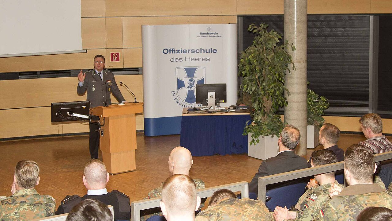 Der DBwV-Bundesvorsitzende Oberstleutnant André Wüstner bei seiner Rede an der Offizierschule des Heeres (OSH) in Dresden Foto: DBwV/ok