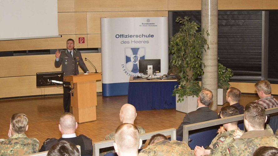 Der DBwV-Bundesvorsitzende Oberstleutnant André Wüstner bei seiner Rede an der Offizierschule des Heeres (OSH) in Dresden Foto: DBwV/ok