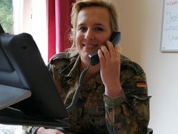 Beratung am Telefon: Oberstabsgefreite Rebecca Andric ist begeistert von dem Angebot von der Koordinierungsstelle Frauen und Wirtschaft. Foto: BfD
