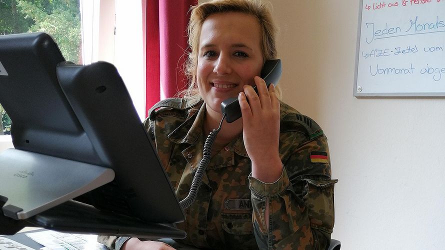 Beratung am Telefon: Oberstabsgefreite Rebecca Andric ist begeistert von dem Angebot von der Koordinierungsstelle Frauen und Wirtschaft. Foto: BfD