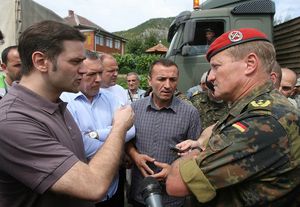 In einer spannungsreichen Zeit war Erhard Bühler COM KFOR im Kosovo. Hier verhandelt Bühler im Juli 2011 mit Serben im Norden der Unriheprovinz. Foto: dpa