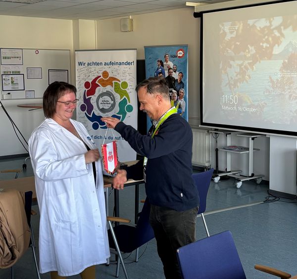 Als kleines Dankeschön für die Möglichkeit, hinter die Kulissen eines Molkereibetriebes zu schauen, bedankte sich der Vorsitzende der KERH Neubrandenburg, Steffen Braun bei Janett Narewski vom der Euro Cheese Vertriebs GmbH. Foto: Steffen Braun