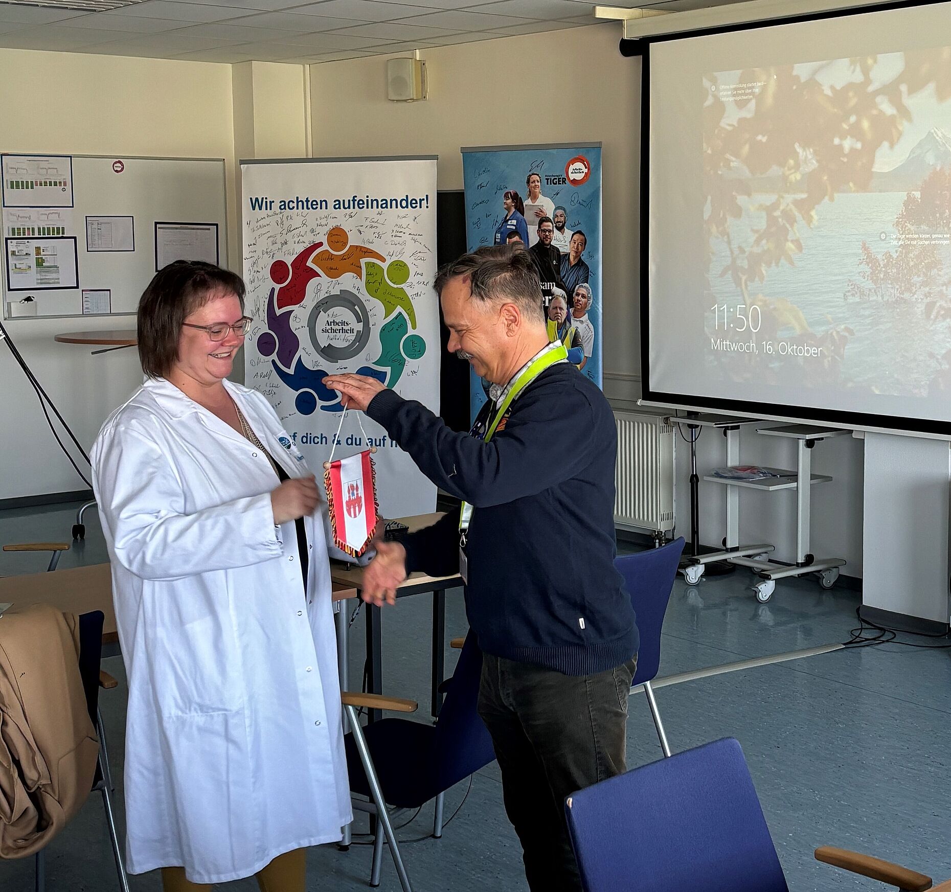 Als kleines Dankeschön für die Möglichkeit, hinter die Kulissen eines Molkereibetriebes zu schauen, bedankte sich der Vorsitzende der KERH Neubrandenburg, Steffen Braun bei Janett Narewski vom der Euro Cheese Vertriebs GmbH. Foto: Steffen Braun