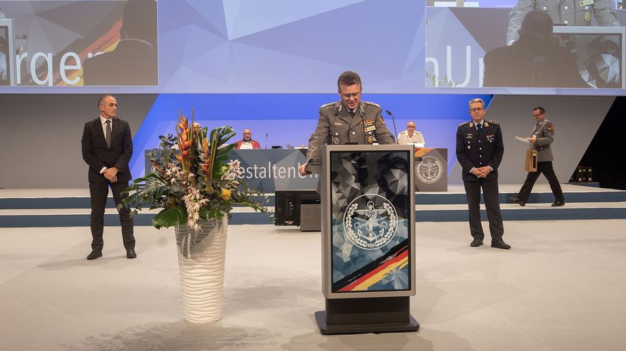 Oberstabsfeldwebel a.D. Jürgen Görlich (l.) und Hauptmann Andreas Steinmetz (r.) wurden von Oberstleutnant André Wüstner zu Ehrenvorsitzenden des Deutschen BundeswehrVerbandes ernannt. Foto: DBwV/Yann Bombeke