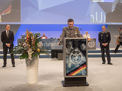 Oberstabsfeldwebel a.D. Jürgen Görlich (l.) und Hauptmann Andreas Steinmetz (r.) wurden von Oberstleutnant André Wüstner zu Ehrenvorsitzenden des Deutschen BundeswehrVerbandes ernannt. Foto: DBwV/Yann Bombeke