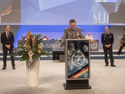 Oberstabsfeldwebel a.D. Jürgen Görlich (l.) und Hauptmann Andreas Steinmetz (r.) wurden von Oberstleutnant André Wüstner zu Ehrenvorsitzenden des Deutschen BundeswehrVerbandes ernannt. Foto: DBwV/Yann Bombeke