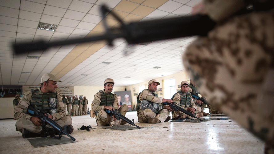 Deutsche Soldaten bilden im Nordirak kurdische Peschmerga-Kämpfer am Sturmgewehr M16 aus. Die Ausbildungsmission im Irak wurde jetzt aufgrund der Spannungen in der Region augesetzt. Foto: Bundeswehr/Andrea Bienert