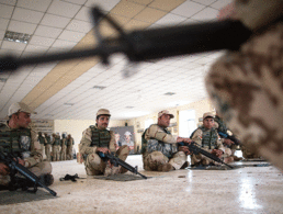 Deutsche Soldaten bilden im Nordirak kurdische Peschmerga-Kämpfer am Sturmgewehr M16 aus. Die Ausbildungsmission im Irak wurde jetzt aufgrund der Spannungen in der Region augesetzt. Foto: Bundeswehr/Andrea Bienert