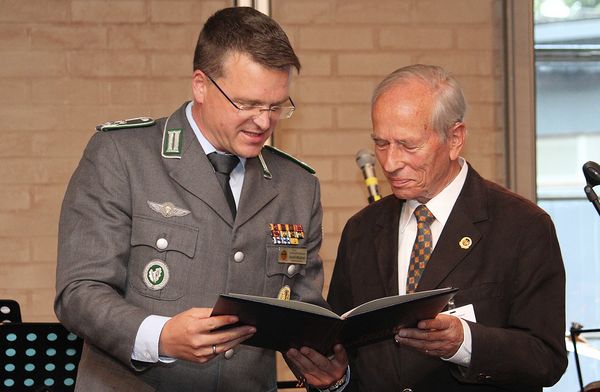 Bundesvorsitzender André Wüstner dankt General a.D. Manfred Eisele für 60-jährige Verbundenheit mit dem DBwV. Foto: DBwV/ Ingo Kaminsky