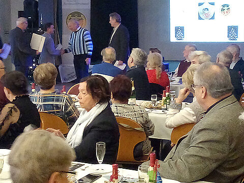 Interessiert verfolgten die Teilnehmer der Weihnachtsfeier die durch Steffen Braun sowie Frank Udo Reiche vorgenommenen Ehrung Foto: Bernd Intemann